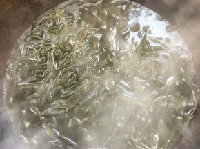 水烧开，先放入海带丝焯水一分钟。