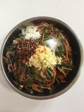 加入蒜末，三勺辣椒油，两勺盐，香醋3勺，香油4勺，鸡精一勺。