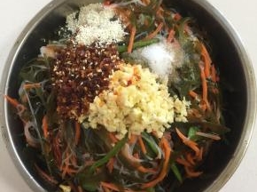 加入蒜末，三勺辣椒油，两勺盐，香醋3勺，香油4勺，鸡精一勺。