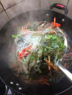 焯水至胡萝卜丝断生即可捞出。