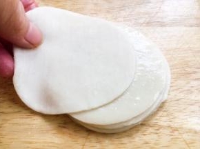然后在刷过油的饺子皮上再放一张饺子皮。