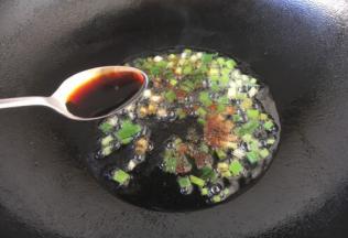 热锅凉油，放入3勺左右的油，放入葱花，放入1勺的生抽。