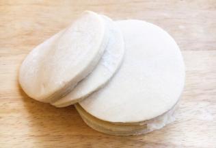 包饺子剩下的饺子皮，饺子皮可变身为春饼。