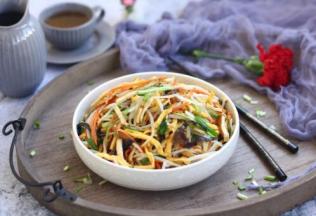 炒好的合菜盛出备用。