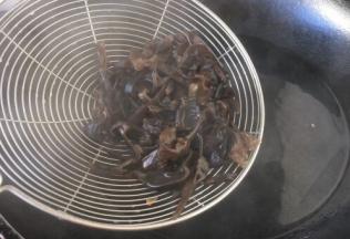 木耳提前泡发好，将泡发好的木耳切成丝，木耳焯水捞出过凉水备用。