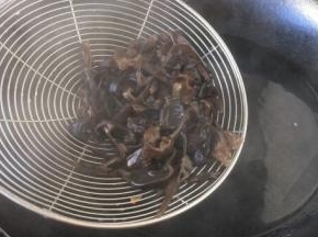 木耳提前泡发好，将泡发好的木耳切成丝，木耳焯水捞出过凉水备用。