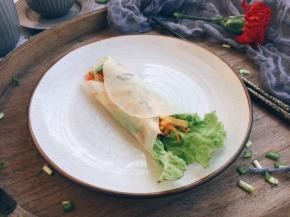 将春饼向中间折叠即可。