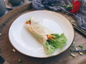 将春饼向中间折叠即可。