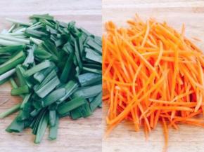 韭菜切寸段，胡萝卜切丝。