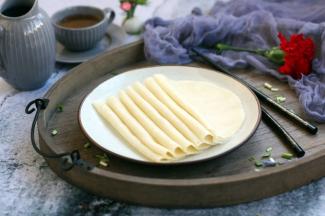 薄如蝉翼的春饼可以卷鸡蛋饼、卷肉丝、卷蔬菜，总之可以卷一切，再抹上点自己喜欢的酱汁相当好吃，二月二这天我们用春饼炒卷龙须菜、卷煎焖子、卷肉。