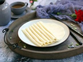薄如蝉翼的春饼可以卷鸡蛋饼、卷肉丝、卷蔬菜，总之可以卷一切，再抹上点自己喜欢的酱汁相当好吃，二月二这天我们用春饼炒卷龙须菜、卷煎焖子、卷肉。
