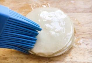 同样，在其表面刷上一层薄薄的油。如此反复，10个为一组。