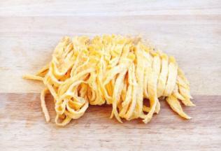 鸡蛋打散，锅里抹一层薄薄的油，倒入蛋液，把正反两面煎成金黄色的鸡蛋饼，把鸡蛋饼切成丝备用。