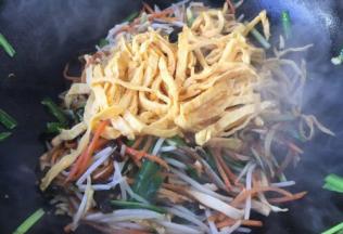 最后放入鸡蛋饼丝翻拌均匀，淋入1小勺的花椒油即可。