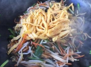 最后放入鸡蛋饼丝翻拌均匀，淋入1小勺的花椒油即可。