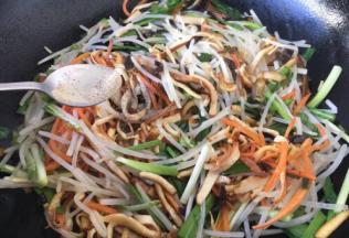 放入少许的白胡椒粉，1小勺的鸡精，适量的盐调味。放入少许的白糖提鲜，翻拌均匀。