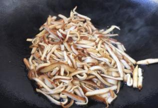 首先将香干切丝，然后煸炒，煸炒至香干干香，有一点点焦黄色，盛出备用。