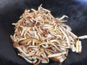 首先将香干切丝，然后煸炒，煸炒至香干干香，有一点点焦黄色，盛出备用。