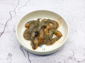 用厨房用纸吸吸水分，放少许料酒、一小捏盐、1小勺淀粉拌匀，腌制2分钟左右。