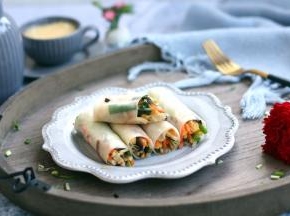 春饼卷合菜的成品图。