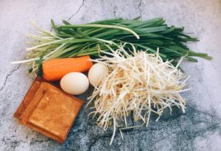 在天津当地，我们把绿豆芽称为龙须菜，在二月二“龙抬头”这天吃炒龙须菜，是人们对美好生活的向往，祈求来年风调雨顺、五谷丰登。炒龙须菜又叫炒合菜。