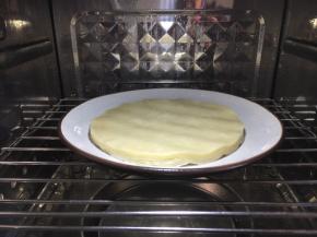 在盘子上刷一层油，放入两组的春饼，蒸锅上气后蒸10分钟就可以了。