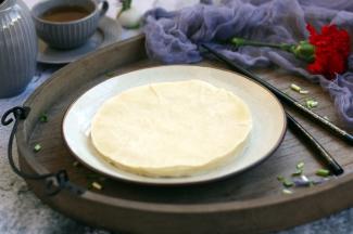 一次吃不了的春饼先不用一张一张的揭开，将整齐的一沓春饼放在保鲜袋里，放在冰箱里冷藏或者冷冻，吃的时候加热一下后再一张一张的揭开。