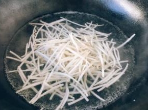 绿豆芽洗干净后掐头去尾，然后焯水，锅里的水开了后放入2滴油，放入绿豆芽焯水，焯水后捞出过凉水，沥干水分备用。