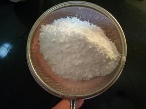 面粉和糖粉混合后过筛（一定要选择过筛）