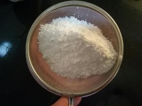 面粉和糖粉混合后过筛（一定要选择过筛）