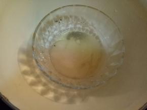 蛋清加入白砂糖后隔热水将白糖搅拌至融化，蛋清有一点点温度即可