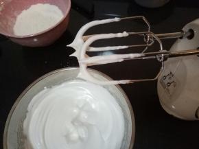 滴几滴白醋，打发蛋白至提起打蛋头有直立的小尖角