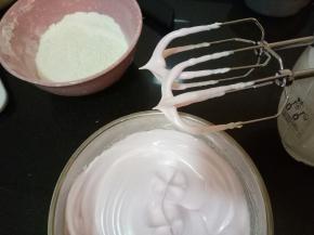 这一步可以选择加入喜欢的色素（我用了ac的色膏，淡粉）