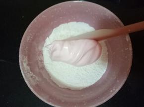 先分1/3蛋白霜到面糖粉中切拌均匀后倒入剩下的蛋白霜中翻拌均匀