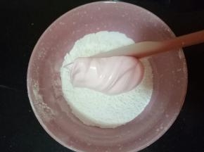 先分1/3蛋白霜到面糖粉中切拌均匀后倒入剩下的蛋白霜中翻拌均匀