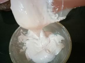 拌至面糊提起后呈缎带般落下即可
注意：不可以过度搅拌