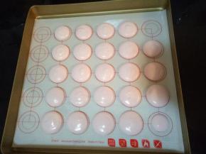 裱花嘴垂直于烤盘，均匀挤到烤盘上，轻震几下震掉大气泡