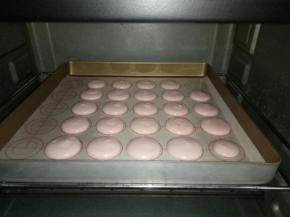 将烤盘放入烤箱中层上下50度进行凉皮，20分钟后取出烤盘，马卡龙表面形成一层硬硬的皮。
烤箱转150度预热