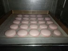 预热好后将烤盘放入烤箱中层150度烤7分钟（这时马卡龙已经起裙边）后转120度烤13分钟（每家烤箱温度不同，注意观察温度及马卡龙变化，适当调整时间，不要烤糊了）