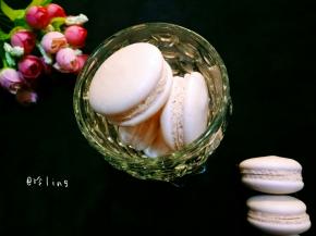 烤好后的马卡龙晾凉，脱模！