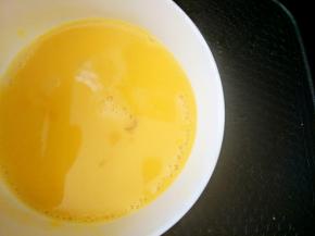 鸡蛋一个，用筷子打散，放入平底锅中煎成鸡蛋饼