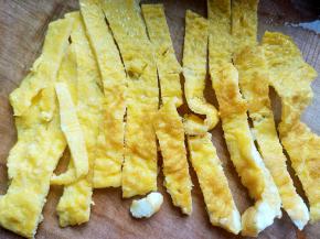 鸡蛋饼切成细条备用