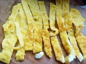 鸡蛋饼切成细条备用