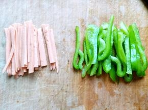 火腿和青椒切成丝