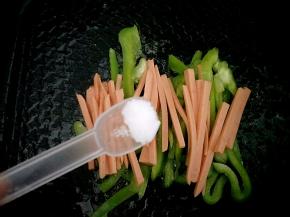 放入平底锅，加入食盐煸炒