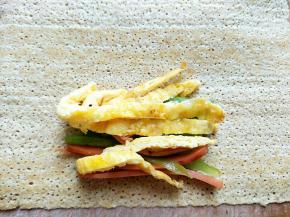 把三种食材放在煎饼的一端