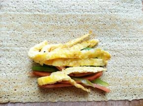 把三种食材放在煎饼的一端