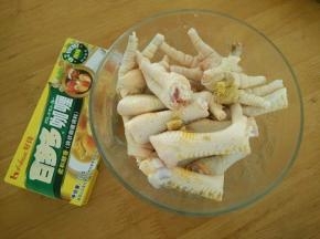 鸡爪洗干净，砍成两段，拍一块姜进去。