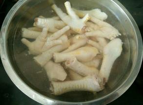 冷水入锅，加适量料酒和盐，烧开后小火煮十分钟捞出。