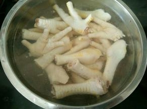 冷水入锅，加适量料酒和盐，烧开后小火煮十分钟捞出。